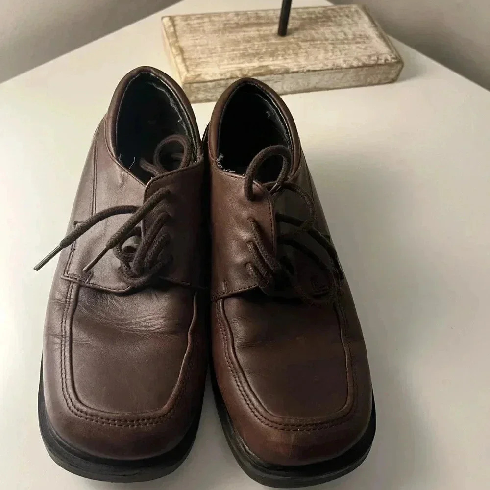 Boys size 2 leather shoes